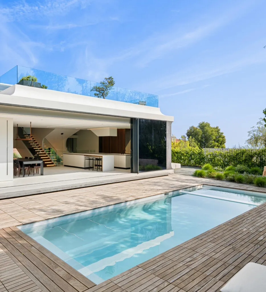 Piscina interrata in casa moderna